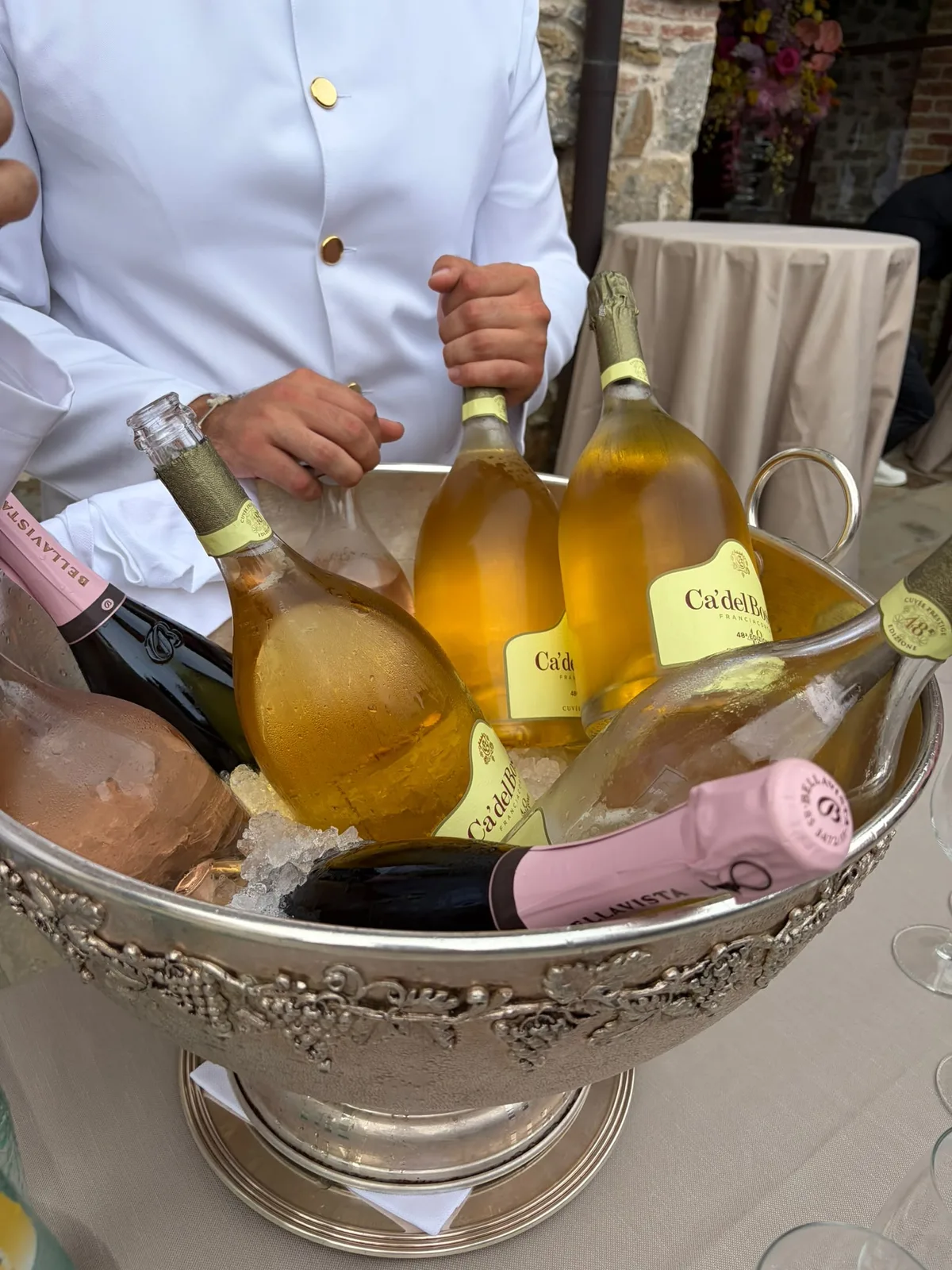 Gekühlte Aperitivo- und Schaumweinflaschen in einem silbernen Weinkühler