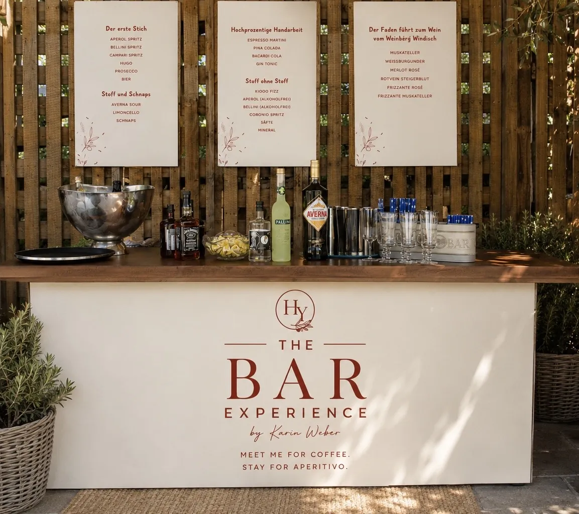 Reale Indoor-Bar von THE BAR EXPERIENCE mit Getränkekarte und Gläsern