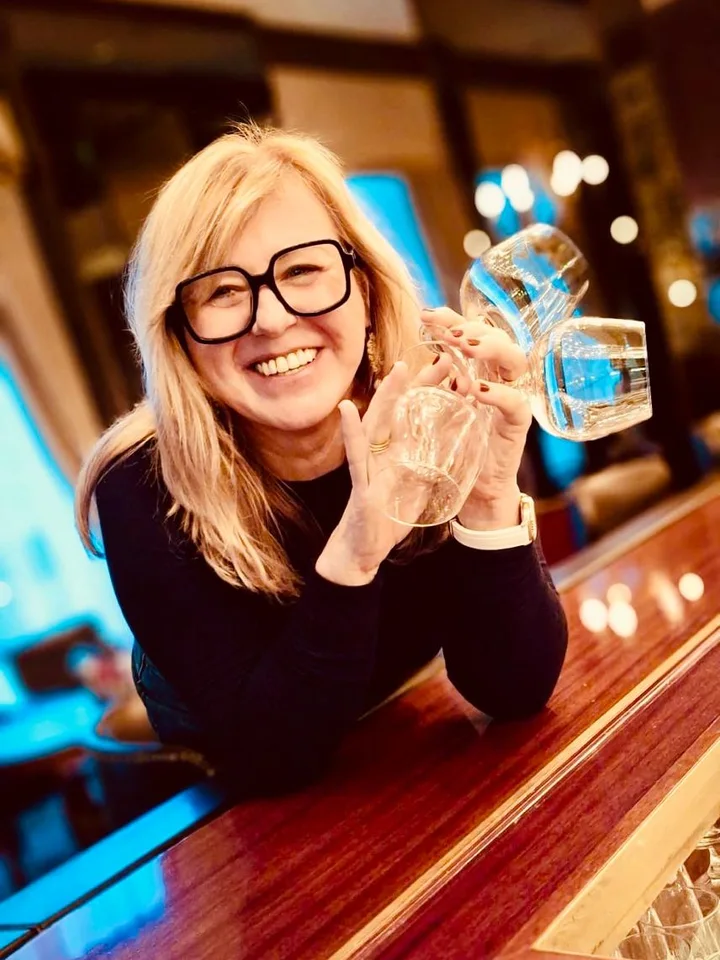 Karin Weber als Gastgeberin hinter der Bar