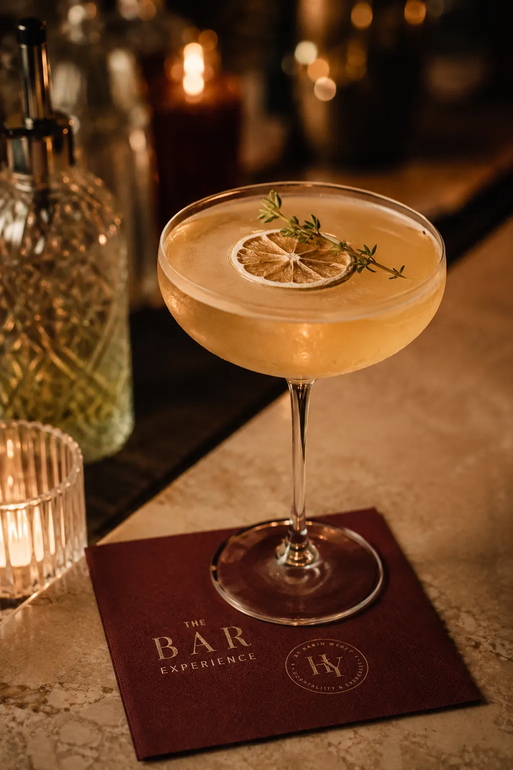 Orangefarbener Signature Cocktail in eleganter Abendstimmung